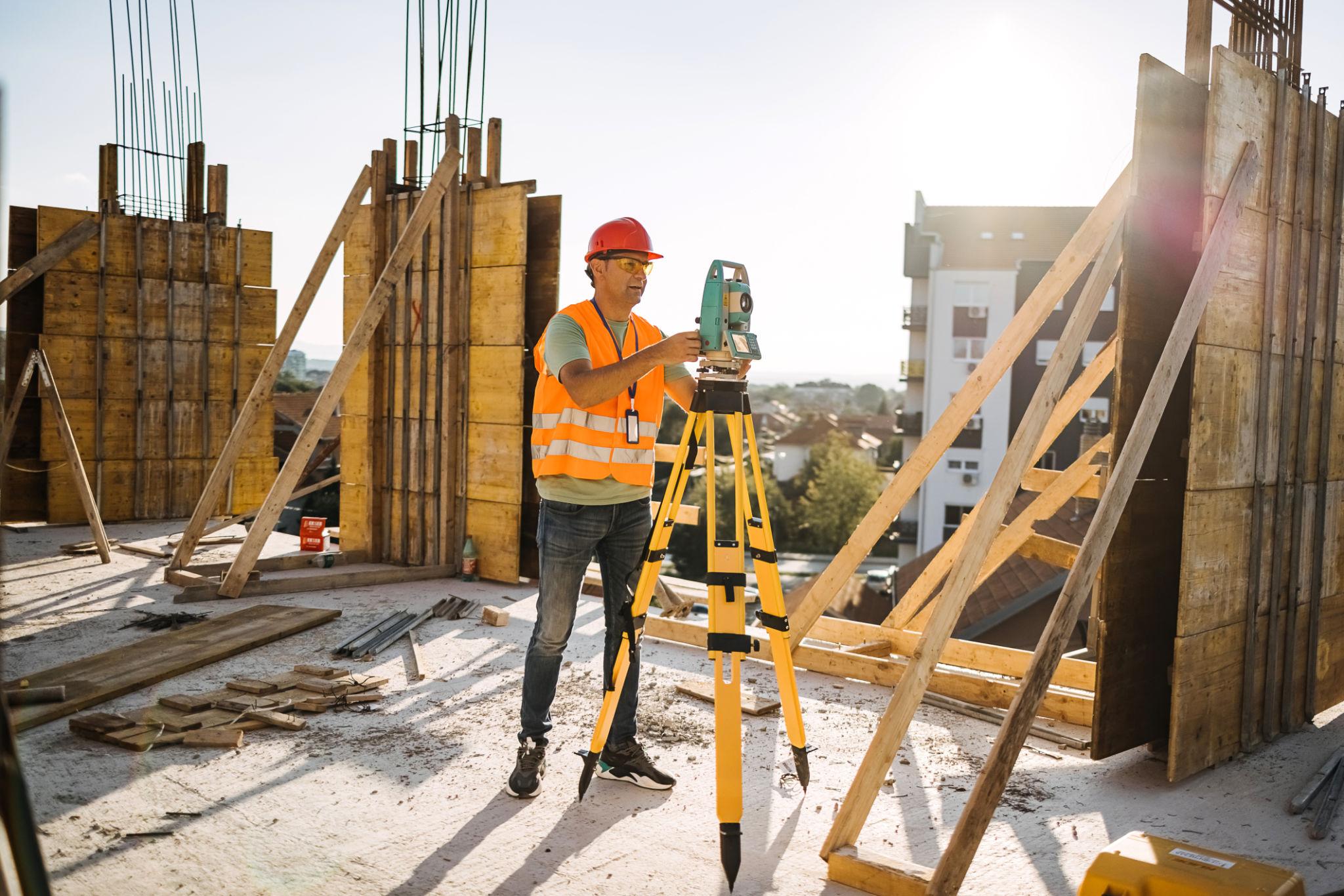 Bureau d’étude topographique à Casablanca réalisant des relevés sur un chantier